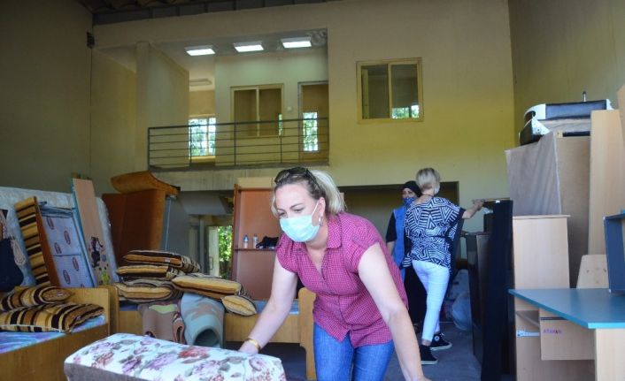 Böyle iyilik görülmedi: Her şey çocuklar gülsün diye başladı, şimdi depoya sığmıyorlar