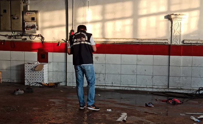 Çatıdan düşen işçi yaralandı, olay anı kameraya yansıdı