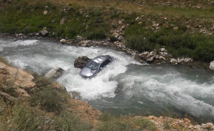 Cep telefonu için geri geri giderken az daha canlarından oluyorlardı