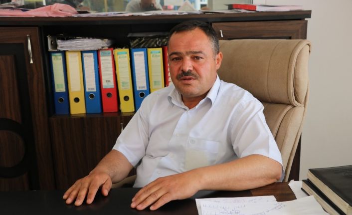 Çiftçinin traktörünü ve samanlarını yaktılar