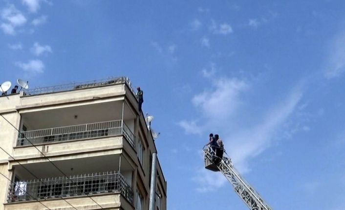 Çocuğunu göremediği için 5. kata çıkan şahsı polis ikna etti