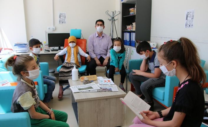 Çocuklar uzmanlar eşliğinde hem oyunlar oynuyor, hem de sınavlara hazırlanıyor