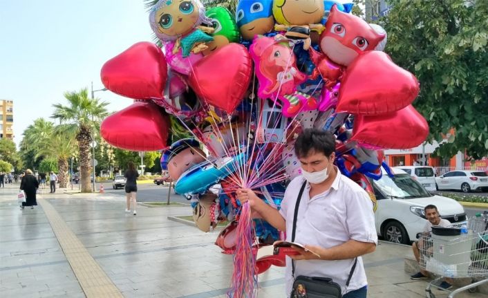 Çocuklara hem mutluluk dağıtıyor hem de örnek oluyor