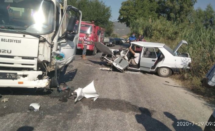 Çöp kamyonu Tofaş marka otomobili çöpe çevirdi