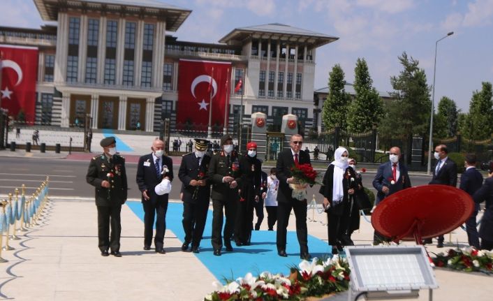 Cumhurbaşkanı Erdoğan şehit yakınları ve gazilerle birlikte 15 Temmuz Şehitler Abidesi’ne çiçek bıraktı