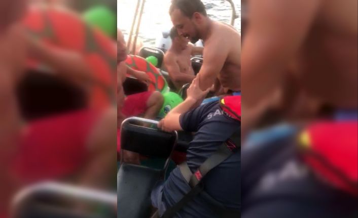 Denizde yorgun düşen 3 kişi ekipler tarafından kurtarıldı