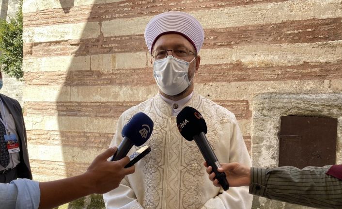 Diyanet İşleri Başkanı Erbaş kılıçlı hutbe açıklaması: "Fethin sembolü olan camilerde bu bir gelenek"