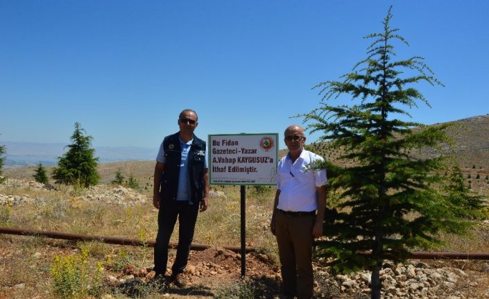 Doğa aşığı gazeteciye plaket