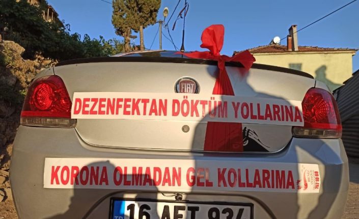 Düğün arabasına öyle bir mesaj yazdı ki görenler şaşkınlık yaşadı