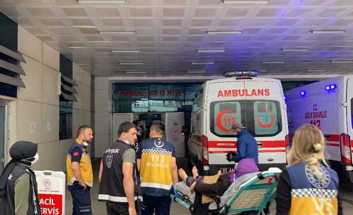 Düzce’de kontrolden çıkan araç kaldırımdaki anne ve çocuklarına çarptı: 2’si ağır 5 yaralı