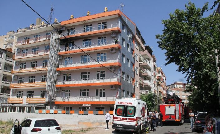 Elektrik kontağından çıkan kıvılcım evi kül etti, dumandan etkilenen 2 kişi hastaneye kaldırıldı