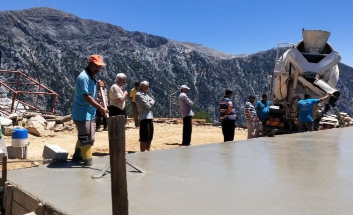 Fatma teyzenin yanan evi yeniden yapılıyor