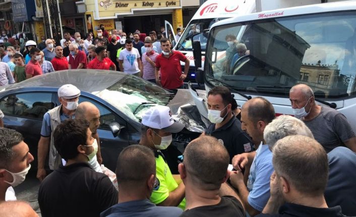 Gaz pedalı takılan otomobil önce yayaya sonra kamyona çarptı: 2 yaralı