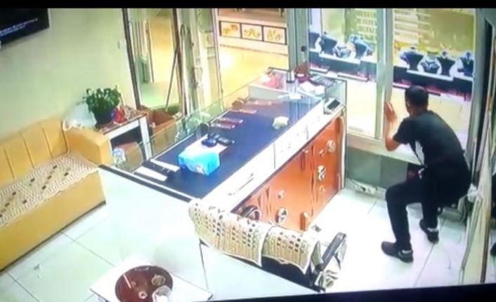 Gözü dönmüş soyguncu, aynı kuyumcuyu birkaç dakika arayla iki kez soydu