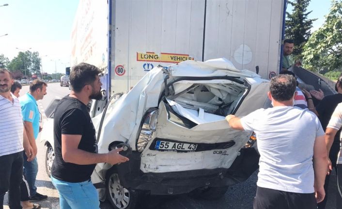 Hafif ticari araç iki tırın arasında preslendi: 1 ölü, 1 yaralı