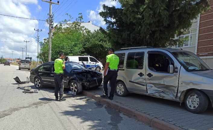 Hafif ticari araçla otomobil çarpıştı: 1 yaralı