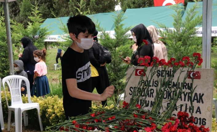 Hain darbe girişiminde şehit olan Özel Harekat Polisi Serdar Gökbayrak mezarı başında anıldı
