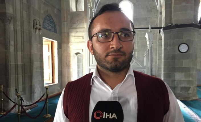 Hain gecede korkusuzca cami hoparlöründen anons yaptı, binler sokağa döküldü