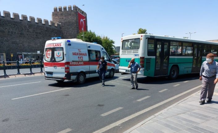Hasta taşıyan ambulans kaza yaptı
