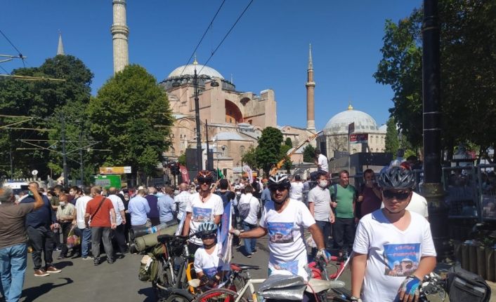 İlk cumayı kılmak için 48 saat pedal basarak ulaşan bisikletçiler hayatın mutluluğunu yaşadı