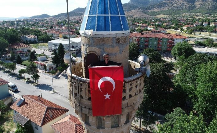 İmamlar gelmeyince minarenin kapısını kırıp sela okudu, sokak sokak dolaşıp halkı dışarı çıkardı