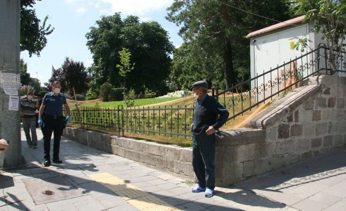 İnatçı korona şüphelisi ‘polis ceza yazacak’ sözünü duyunca ambulansa böyle bindi