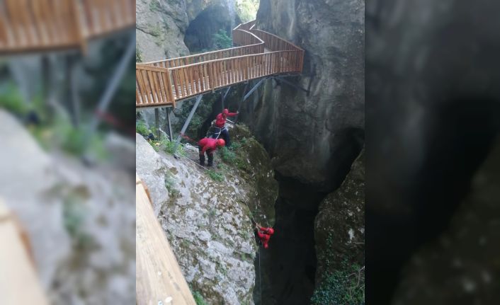 JAK Timi, Horma Kanyonu’na düşen cüzdanı 25 metre iple salınarak aldı
