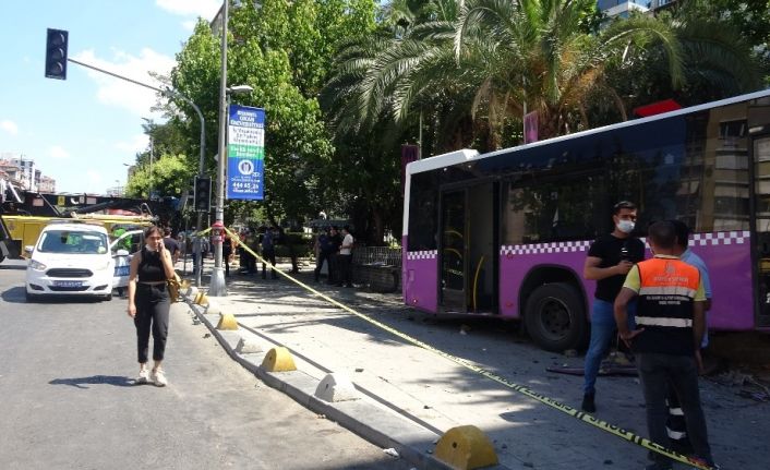 Kadıköy’de otobüs Müjdat Gezen Sanat Merkezi’nin bahçesine girdi: 5 yaralı