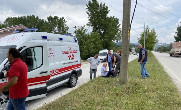 Karşıdan karşıya geçmeye çalışan dede ve toruna otomobil çarptı: 1’i ağır 3 yaralı
