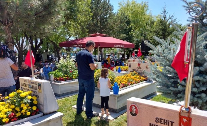 Kayseri protokolü şehitliği ziyaret etti, şehit mezarlarına karanfil bıraktı