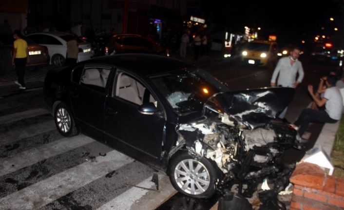 Kazada park halindeki araçlar ve bir market hasar gördü