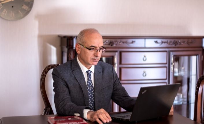 KBB Uzmanı Prof. Dr. Fuat Tosun’un "Endoskopik Sinüs ve Kafa Tabanı Cerrahi Atlası" piyasaya çıktı