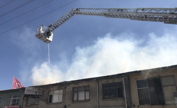Konya’da tekstil atölyesinin çatısında yangın