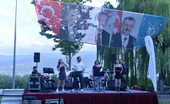 Körfez ve Kartepeliler açık havada yaz konseri ile stres attı