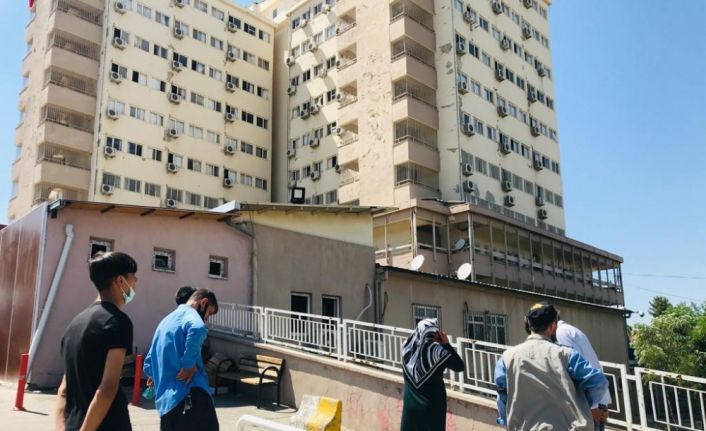Korona virüs tedavisi gören hastalar, yakınlarının bayramını pencereden el sallayarak kutladı