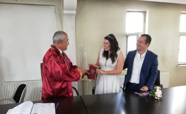 Korona virüsle mücadele eden kahraman doktorların nikahını Başkan Ensari kıydı