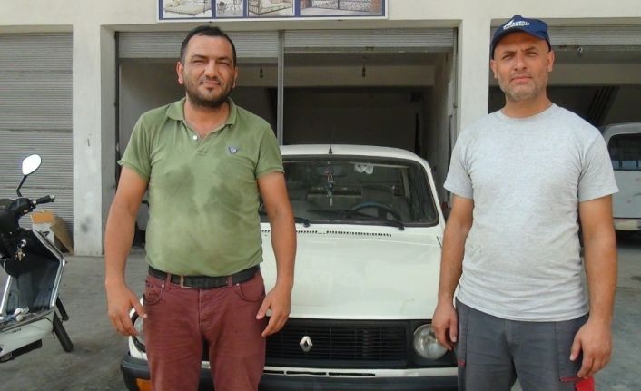 Kullandığı araca çarpan serçeyi suni teneffüs ve kalp masajıyla hayata döndürdü