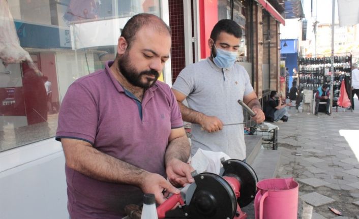 Kurban Bayramı’na son bir gün kala bıçak bileme ustaları yoğun mesai yapıyor