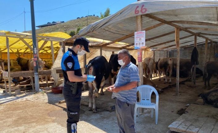 Kurban pazarında polisten korona virüs uyarısı