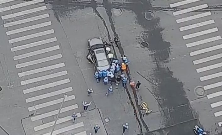 Kuryeler, aracın altında kalan kadını kurtarmak için seferber oldu