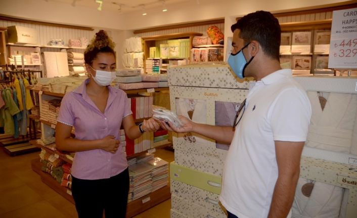 Kuşadası Belediyesi korona virüs önlemlerine ara vermeden devam ediyor