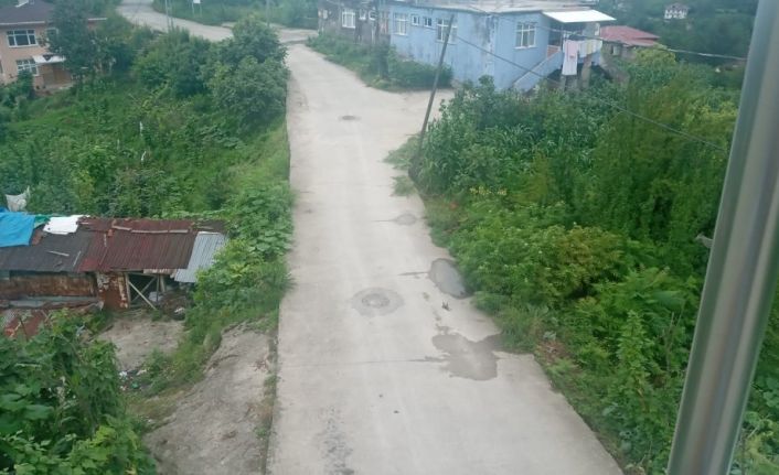 Mahallenin ortasından geçen yolun iki yanına farklı şekilde uygulanan kamulaştırma bedeli tepkiye neden oldu