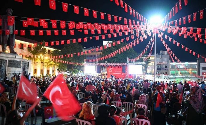 Malatyalılar 4 yıl önce olduğu gibi, 15 Temmuz’da yine meydanları doldurdu