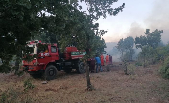 Manavgat’ın Yaylaalan mahallesinde başlayan orman yangını, günün ağarmasıyla havadan yapılan müdahalelerle kontrol altına alınmaya başlandı.
