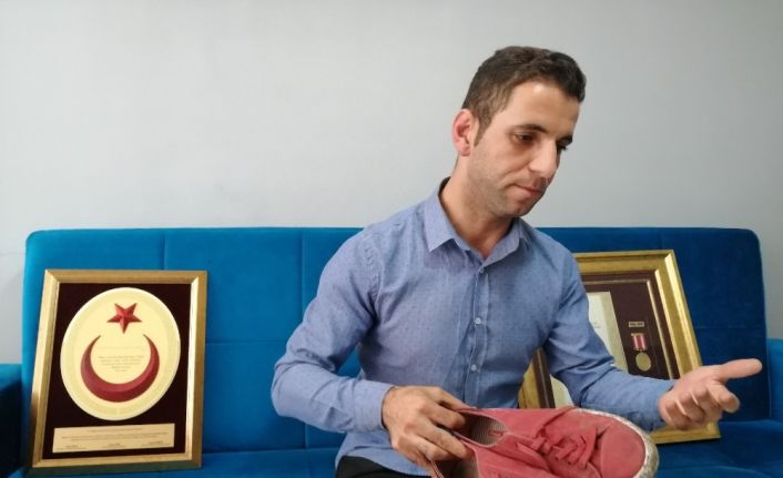 Manisalı 15 Temmuz gazisi, kurşun deliği olan ayakkabısı ile o geceyi anlattı