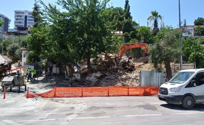 Metro inşaatı esnasında hasar gören iş yeri tedbir amaçlı yıkıldı