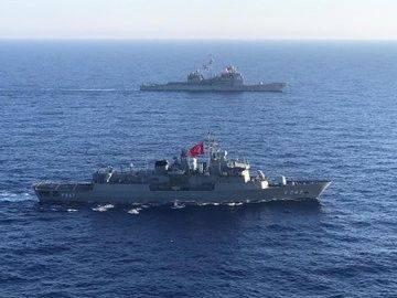 MSB: "Akdeniz Kalkanı Harekâtı’nda görevli Türk bayraklı TCG Kemalreis ile ABD bayraklı Eisenhower uçak gemisi tarafından  28 Temmuz tarihinde Orta ve Doğu Akdeniz’de deniz eğitimleri icra edildi."