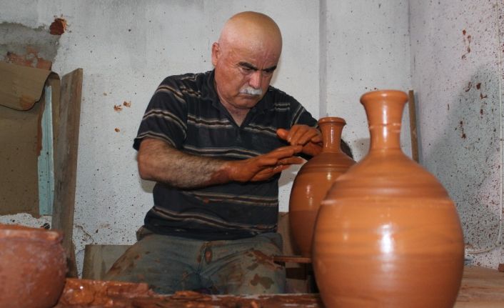 Müşteriye ‘bardak yok’ demekten utandığı için asırlık mesleği devam ettiriyor