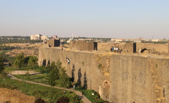 Ne korona virüs ne de yasaklar engel oldu, surlara çıkıp fotoğraf çekme yarışına girdiler