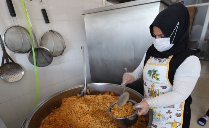Nevşehir Belediyesinden ihtiyaç sahipleri için askıda elbise aşevine metal yemek kabı desteği